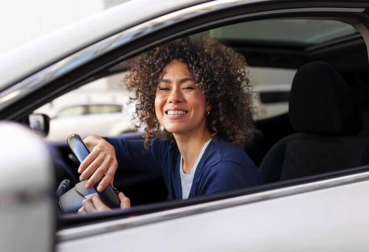 Mulher cuidando dos Nossos Herois nas Ruas através das Dicas de Bem-Estar para Motoristas da Coopertax