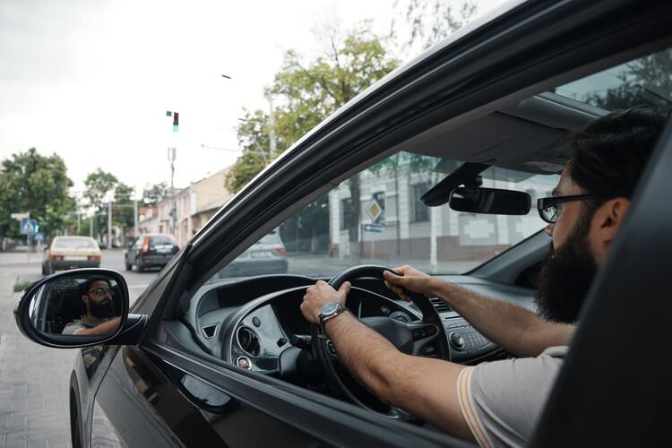 homem dirigindo em segurança com dicas COOPERTAX